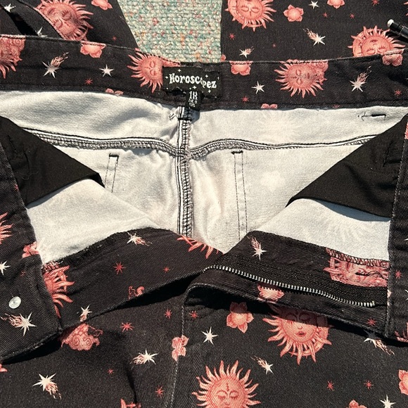 Ladies size 1X “Horoscopez” jeans from Dollskill - Picture 3 of 11